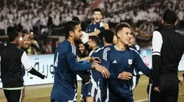 احتفال لاعبي إنبي مع أيمن الشريعي عقب الفوز المثير على الزمالك